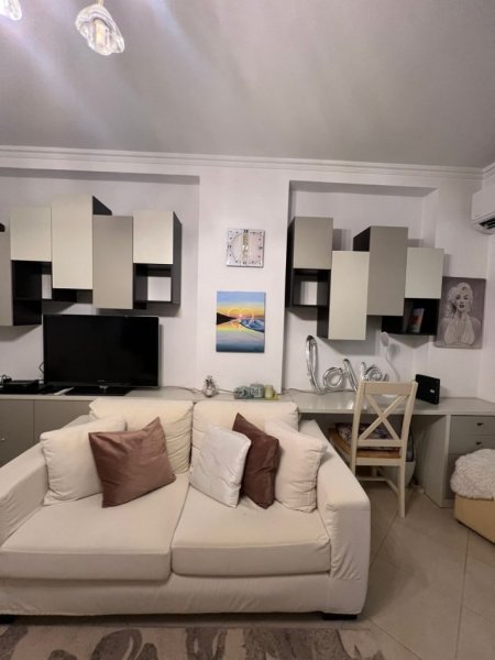 Jepet  Apartament Modern  1+1 ne Qender te Tiranes tek  Rruga  Fortuzi , 600 Euro