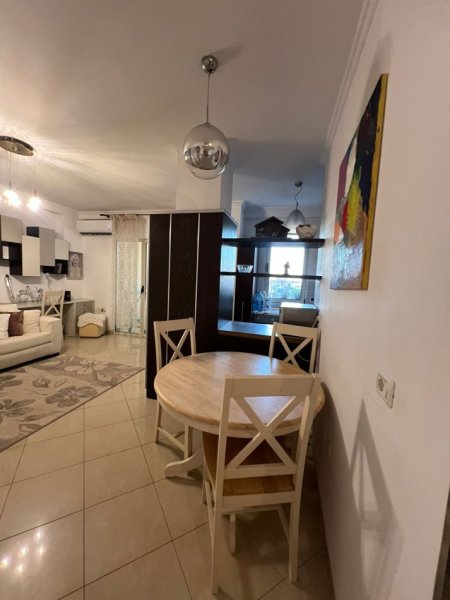 Jepet  Apartament Modern  1+1 ne Qender te Tiranes tek  Rruga  Fortuzi , 600 Euro