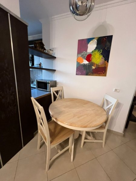 Jepet  Apartament Modern  1+1 ne Qender te Tiranes tek  Rruga  Fortuzi , 600 Euro