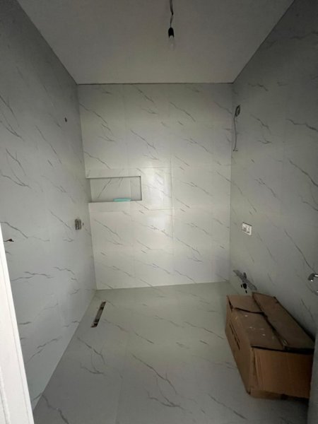 Tirane, jepet me qera zyre Kati 9, 82 m² 700 € (Rruga e Barrikadave)