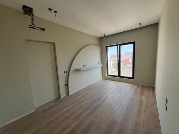 Tirane, jepet me qera zyre Kati 7, 64 m² 800 € (Rruga e Barrikadave)
