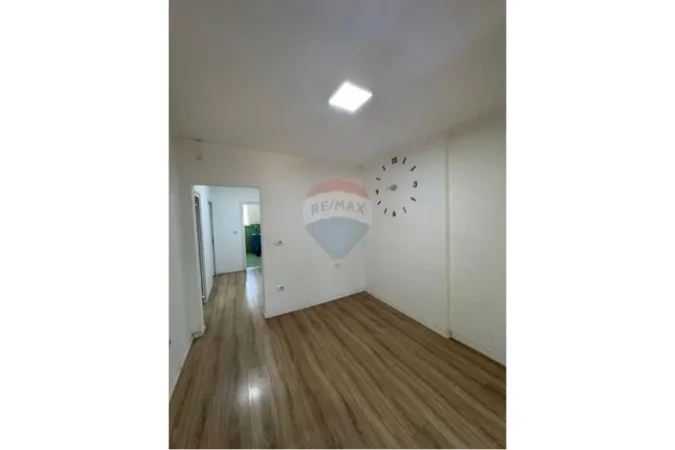 Tirane, jepet me qera zyre Kati 2, 65 m² (21 Dhjetori)
