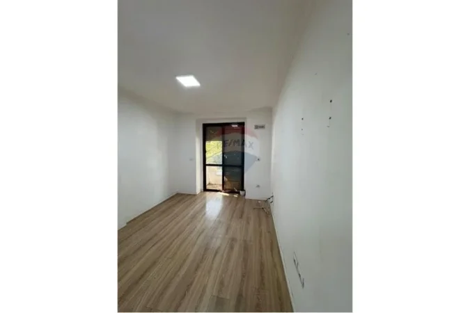 Tirane, jepet me qera zyre Kati 2, 65 m² (21 Dhjetori)