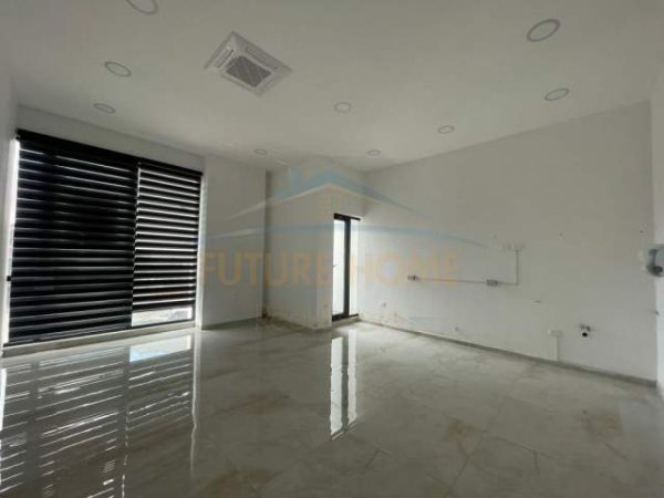 Tirane, jepet me qera ambjent biznesi Kati 1, 240 m² 2.500 Euro (Prane Farmacise 10)