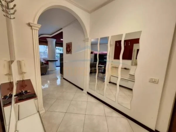 Tirane, jepet me qera apartament 2+1 Kati 3, 117 m² 750 Euro (Liqeni i Thatë)