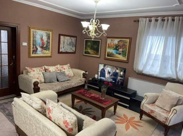 Tirane, jepet me qera apartament duplex Dublex Kati 3, 210 m² 940 Euro (Bulevardi Zogu I)