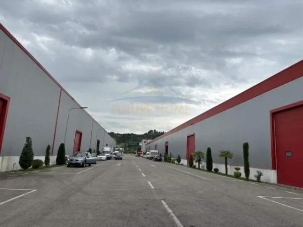 Tirane, jepet me qera magazine Kati 0, 1.250 m² 3.750 Euro (VAQARR)