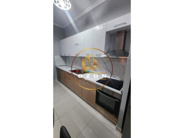 Tirane, jepet me qera apartament 2+1+A+BLK Kati 3, 126 m² 900 Euro (RRUGA E KAVAJES)