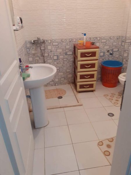Tirane, jap me qera apartament 3+1 Kati 6, 127 m² 300 Euro (Terminali)