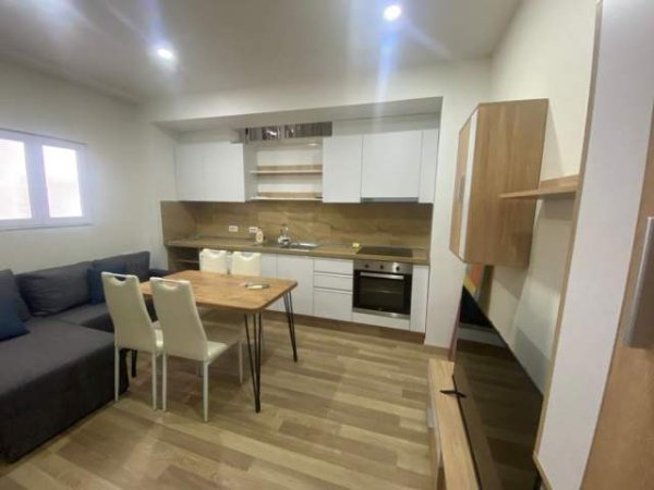 Tirane, jepet me qera 1+1 Kati 1, 65 m² 450 Euro (Rruga myslym shyri)