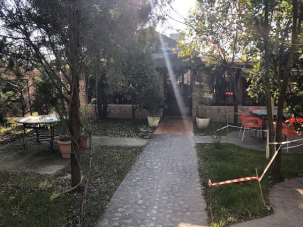 Jepet me qera Restorant "Natyra", 3km larg Aeroportit