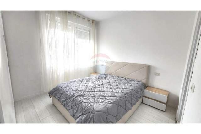 Tirane, jepet me qera apartament 2+1+A+BLK Kati 5, 90 m² 550 Euro (Rr. Petro Nini Luarasi)
