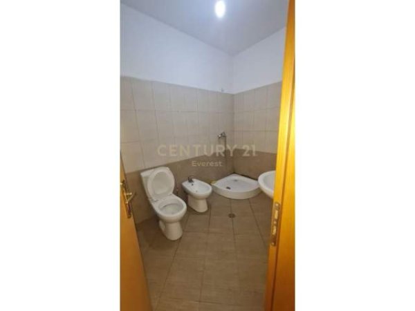 Tirane, jepet me qera apartament 1+1+BLK Kati 3, 68 m² 250 Euro (Unaza e re)