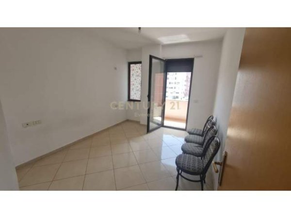 Tirane, jepet me qera apartament 1+1+BLK Kati 3, 68 m² 250 Euro (Unaza e re)