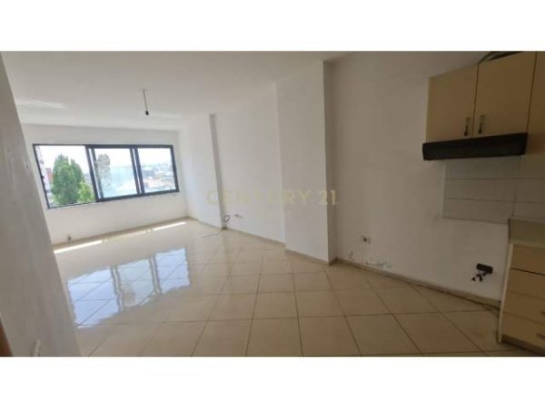 Tirane, jepet me qera apartament 1+1+BLK Kati 3, 68 m² 250 Euro (Unaza e re)