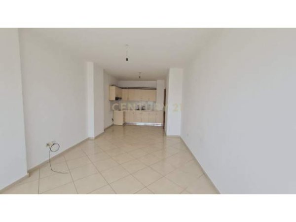 Tirane, jepet me qera apartament 1+1+BLK Kati 3, 68 m² 250 Euro (Unaza e re)