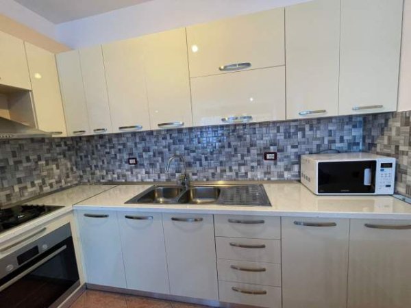 Tirane, jepet me qera apartament 2+1 Kati 4, 90 m² 550 Euro (Rruga e Kavajes)