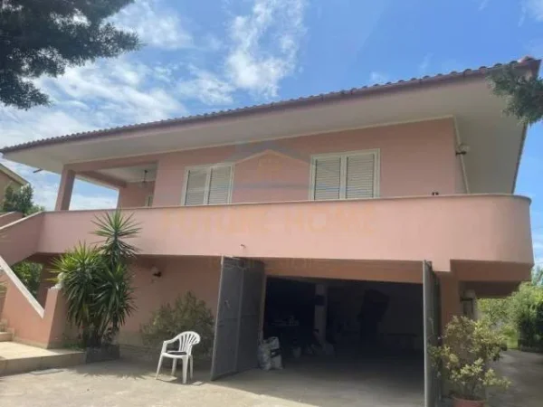 Durres, shitet Vile 3+1 Kati 0, 653 m² 210.000 Euro (Shkozet)
