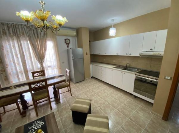 Tirane, jepet me qera apartament 2+1+BLK Kati 4, 120 m² 550 Euro (prane Kishes Katolike)
