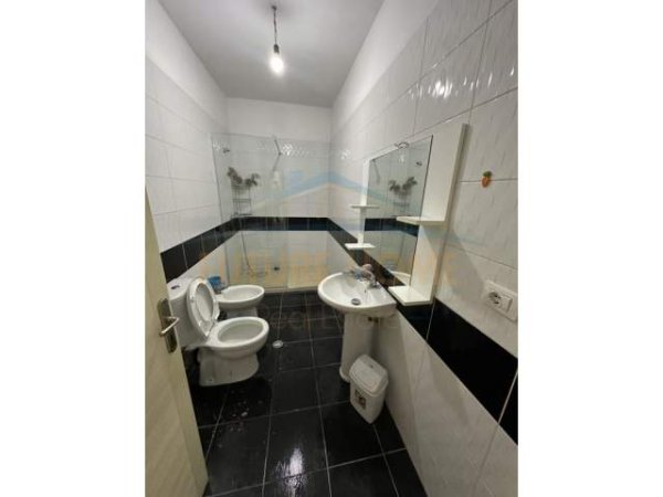 Tirane, jepet me qera apartament 4+1 Kati 4, 72 m² 400 Euro (Unaza e Re)
