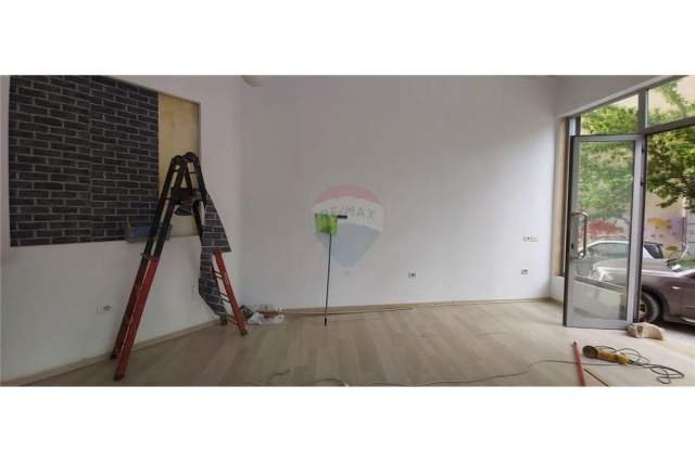 Tirane, jepet me qera ambjent biznesi Kati 0, 33 m² 350 Euro (Garda)