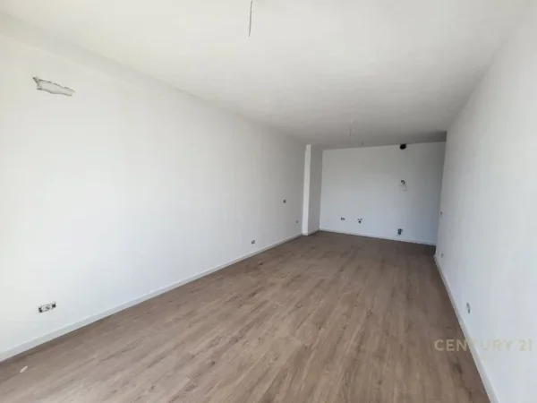 Tirane, jepet me qera zyre Kati 9, 116 m² 900 € (GOLDEN TOWER)