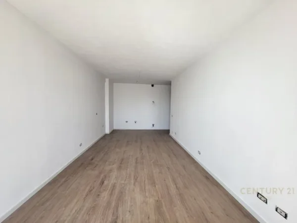 Tirane, jepet me qera zyre Kati 9, 116 m² 900 € (GOLDEN TOWER)