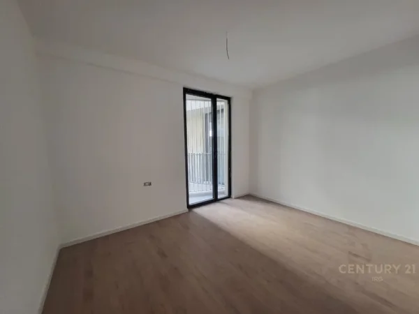 Tirane, jepet me qera zyre Kati 9, 116 m² 900 € (GOLDEN TOWER)
