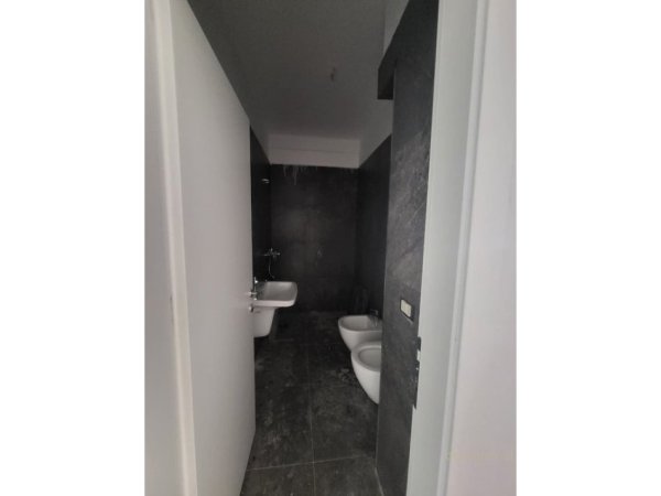 Tirane, jepet me qera zyre Kati 9, 116 m² 900 € (GOLDEN TOWER)