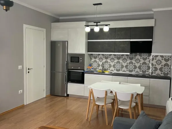 Tirane, jepet me qera apartament 1+1+Ballkon Kati 2, 78 m² 780 € 