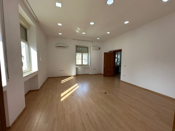 Shqiperi, jepet me qera zyre Kati 2, 280 m² 6.000 € (Kullat Binjake)