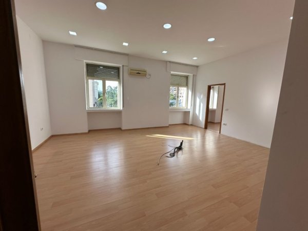 Shqiperi, jepet me qera zyre Kati 2, 280 m² 6.000 € (Kullat Binjake)