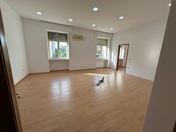 Shqiperi, jepet me qera zyre Kati 2, 280 m² 6.000 € (Kullat Binjake)