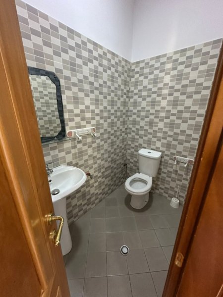 Shqiperi, jepet me qera zyre Kati 2, 280 m² 6.000 € (Kullat Binjake)