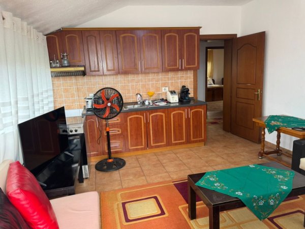 Tirane, jepet me qera apartament 3+1 Kati 4, 450 € 