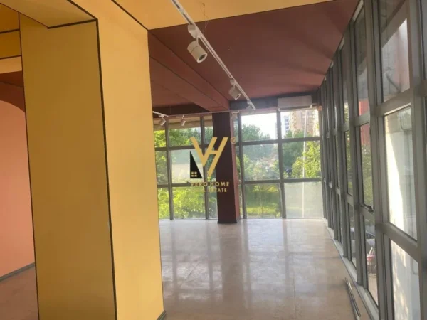 Tirane, jepet me qera zyre Kati 1, 80 m² 1.050 € (IRFAN TOMINI)