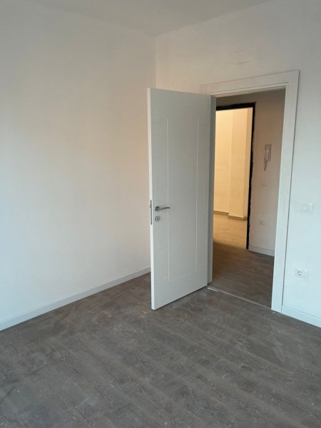 Tirane, jap me qera apartament 2+1 Kati 6, 90 m² 1.000 € (Rruga Myslym Shyri)