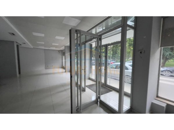 Korce, jepet me qera ambjent biznesi Kati 0, 360 m² 2.200 € (Prane Pedonales Korçë)