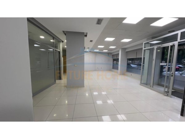Korce, jepet me qera ambjent biznesi Kati 0, 360 m² 2.200 € (Prane Pedonales Korçë)