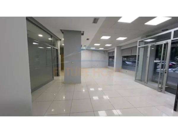 Korce, jepet me qera ambjent biznesi Kati 0, 360 m² 2.200 € (Prane Pedonales Korçë)