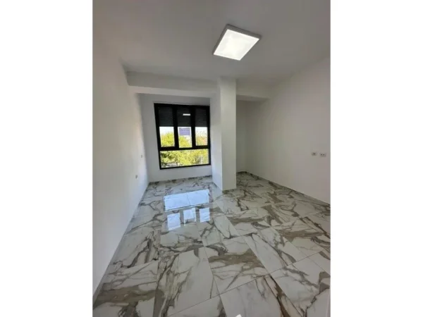 Tirane, jepet me qera apartament 2+1 Kati 1, 600 € 