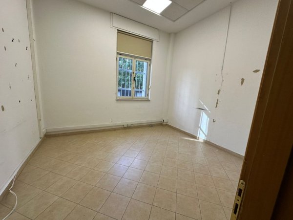 Tirane, jepet me qera zyre Kati 0, 280 m² 6.000 € (Kullat Binjake)