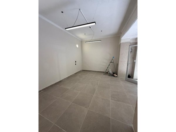Tirane, jepet me qera ambjent biznesi Kati 0, 30 m² 500 € 