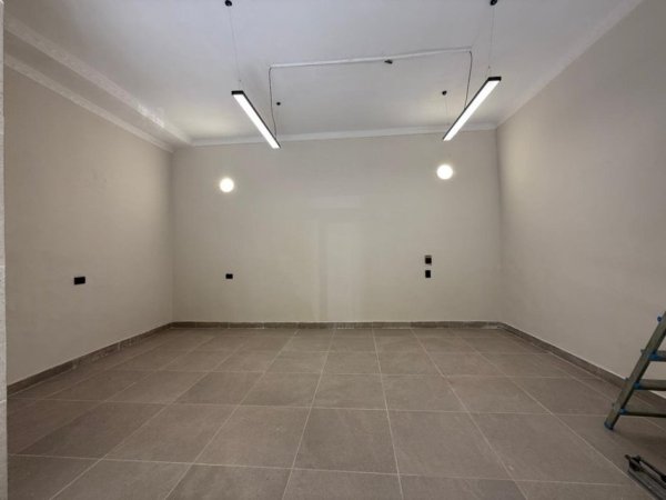 Tirane, jepet me qera ambjent biznesi Kati 0, 30 m² 500 € 