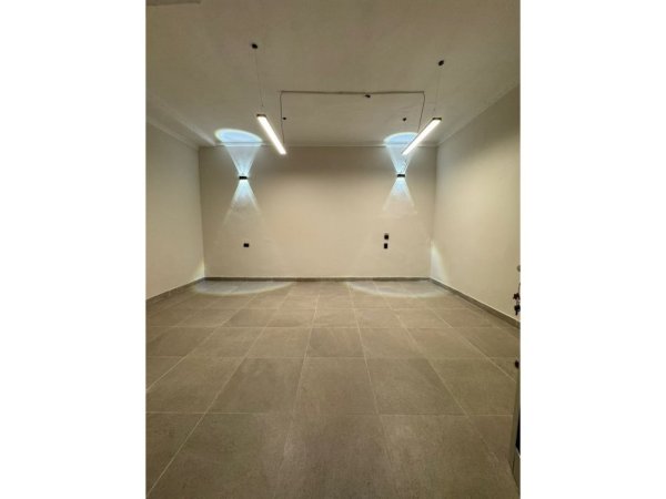 Tirane, jepet me qera ambjent biznesi Kati 0, 30 m² 500 € 
