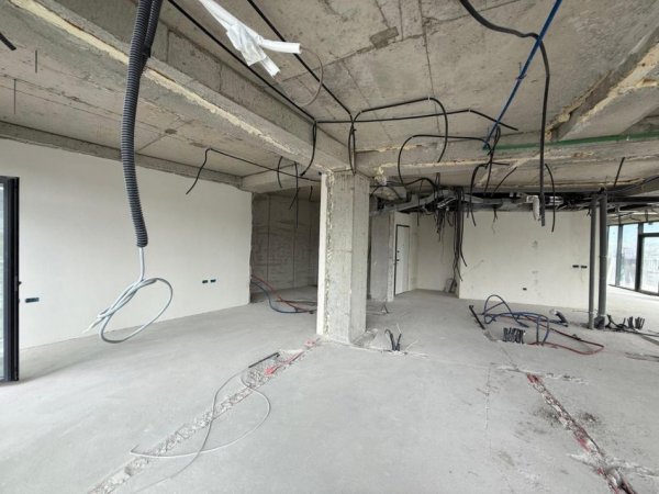 Tirane, jepet me qera ambjent biznesi Kati 15, 233 m² 5.000 € 