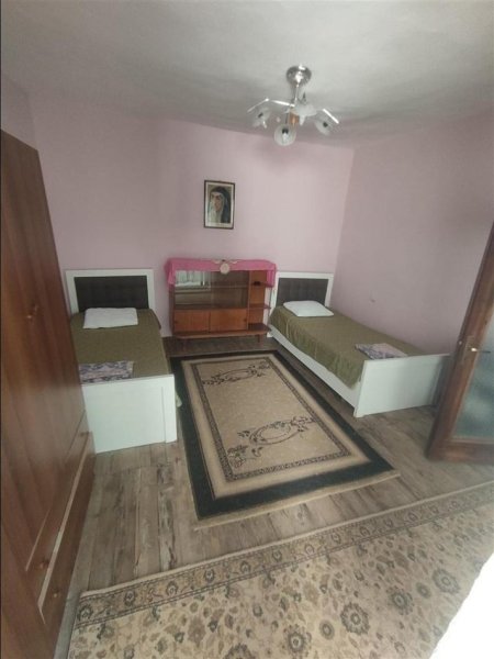 Tirane, jepet me qera apartament 2+1+Ballkon Kati 1, 120 m² 400 € (STACIONI TRENIT)