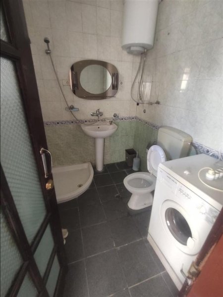 Tirane, jepet me qera apartament 2+1+Ballkon Kati 1, 120 m² 400 € (STACIONI TRENIT)