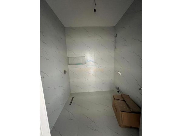 Tirane, jepet me qera apartament 1+1+Ballkon Kati 9, 82 m² 700 € (Rruga e Barrikadave)