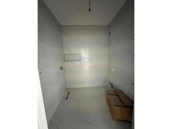 Tirane, jepet me qera apartament 1+1+Ballkon Kati 9, 82 m² 700 € (Rruga e Barrikadave)